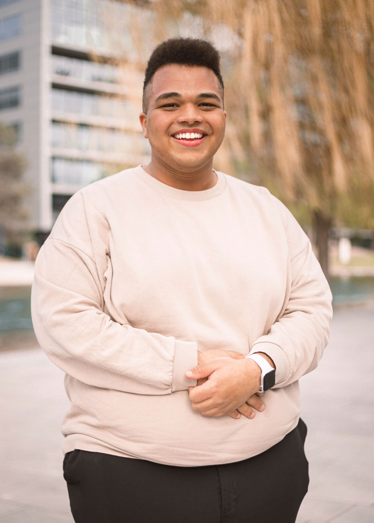 Portrait Oliver Hrebejk vor dem See beim Wiener Prater